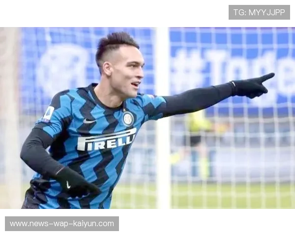 切尔西一脚长传找到恩昆库，挑射轻盈入网