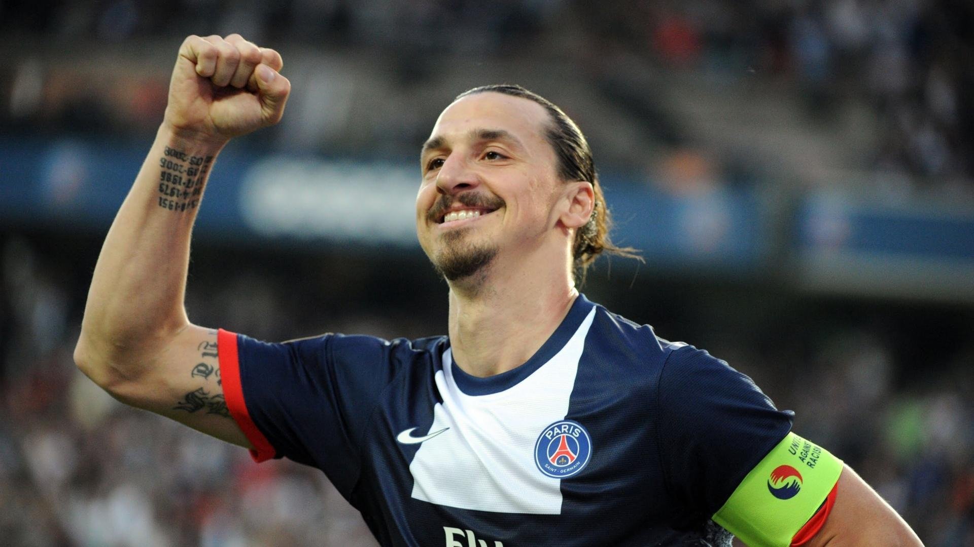 城市楼顶跑酷对抗赛 斜屋顶与矮墙间穿梭令人心跳加速