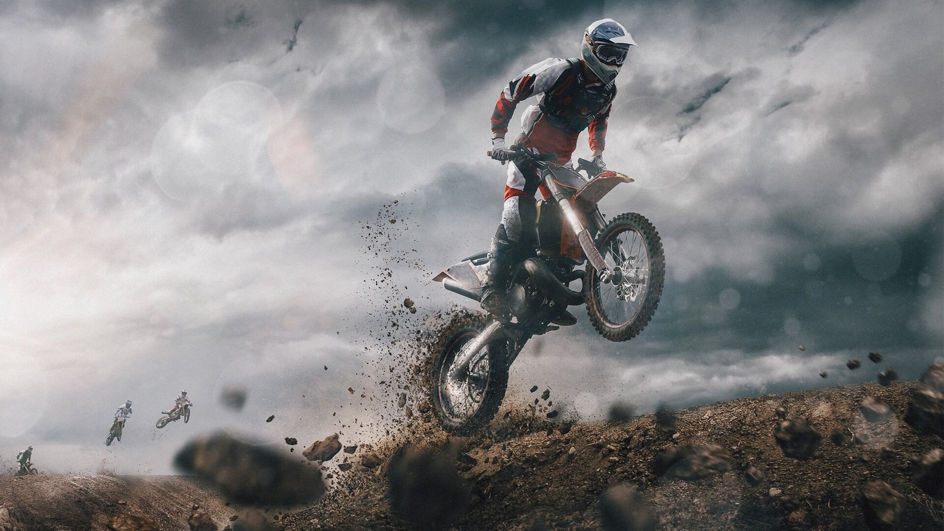 夜间荧光定向越野赛 选手手持荧光地图穿梭林间