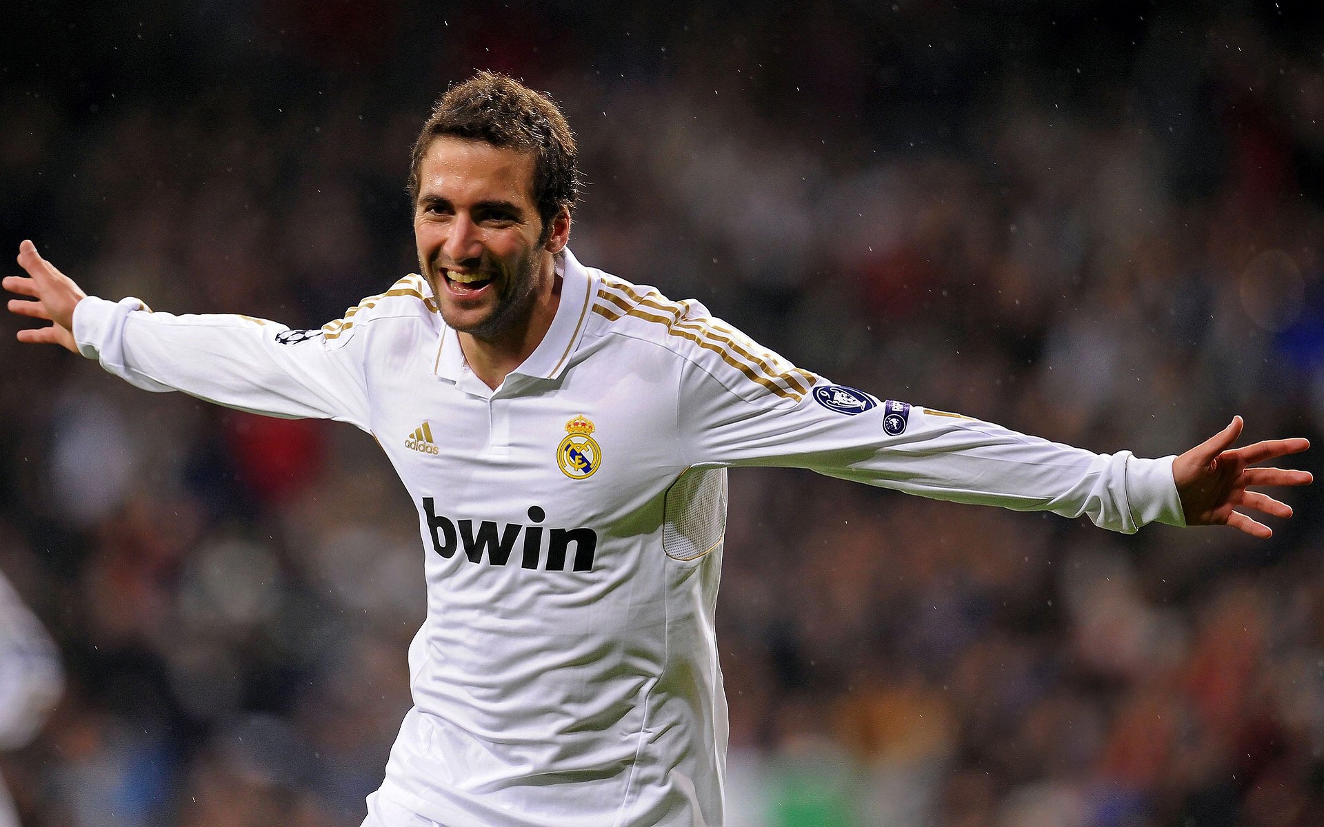 英超中游球队连续抢分 积分榜形势变化